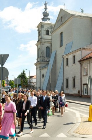 Przemarsz uczestników Jubileuszu Szkoły
